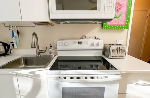 Fairview Apartment | 2BR, Canyon Views WiFi Parking Near CSU & Hospitals, BART & Trails.