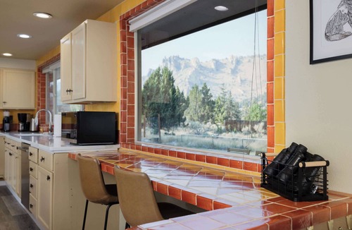 Terrebonne House | 2BR Near Smith Rock Panoramic Views Sleeps 6