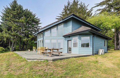 Smith River Cottage | 3-acre Property: Beachfront Home in Smith River!