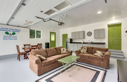 Thurston House | 3-Acre Retreat w Fire Pit, Pickleball & Gazebo