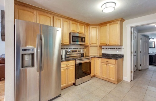 Thurston House | 3-Acre Retreat w Fire Pit, Pickleball & Gazebo