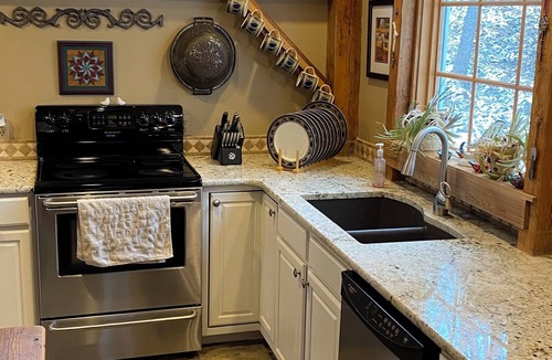 Glencoe House | 3+ acres, fast wi-fi, garage parking, Koi pond