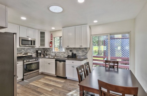 Mountain View Estates House | 3 Bed/2 Bath near Lake, Beaches & Heavenly. Across from State park.