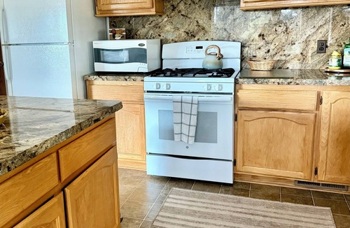 Lake Almanor Country Club Cabin | 3-bedroom home in central location Lake Almanor Country Club, sleeps 8!