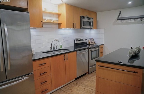 Lakewood Condo | 3-bed vacation condo on Lake Oswego with backyard, WiFi, AC, parking