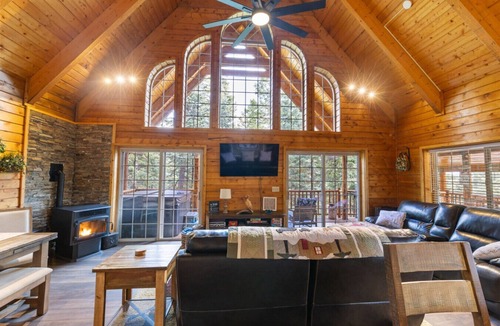 Meadow View Heights Cabin | 3 Bedroom, 4 Bed, 3 bathroom Cabin with Hot Tub in Duck Creek
