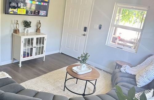 Los Angeles House | 3-bedroom/7 bed/1bath house near DTLA/Universal Studios/Disneyland/Hollywood.