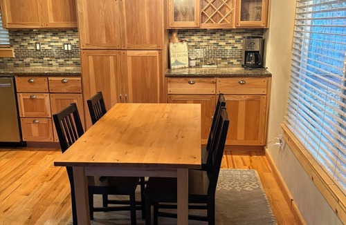 Rhododendron Cabin | 3-bedroom cabin in Rhododendron perfect for relaxing getaway, near skiing & MTB