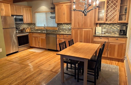 Rhododendron Cabin | 3-bedroom cabin in Rhododendron perfect for relaxing getaway, near skiing & MTB