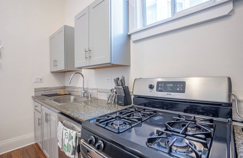 Hayes Valley Apartment | 3 Bedroom Central Hayes Valley Condo by Shops, Restaurants, Bars, and Downtown