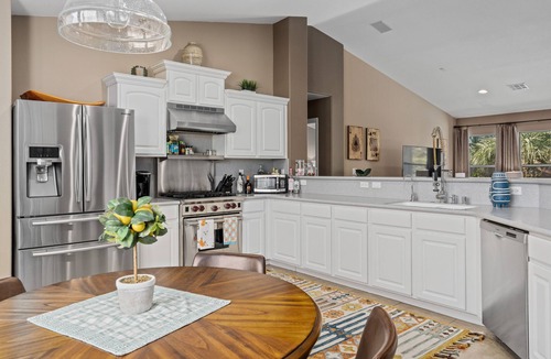 Henderson House | 3 bedroom home near Green Valley Resort in Henderson. Pool and jacuzzi!