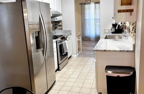 Ellendale House | 3 bedroom house with a pool and gathering area