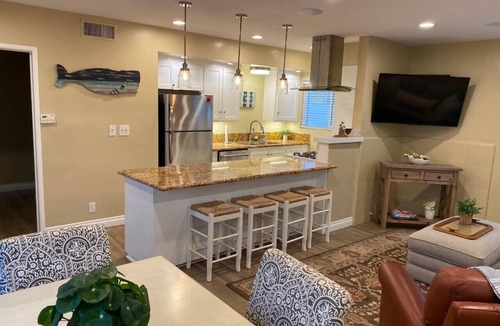 Newport Beach House | 3 br best location steps to historic Marine Avenue ez off and on the Island