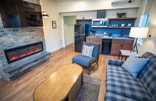 Mammoth Lakes Hotel | 3 Family Alpine Units with Pool Access Near Mammoth Mountain & Scenic Trails