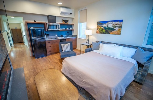 Mammoth Lakes Hotel | 3 Family Alpine Units with Pool Access Near Mammoth Mountain & Scenic Trails