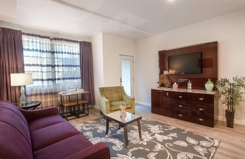 Bankers Hill House | 3 Floor TownHouse Next to Downtown Max 12 sleepers