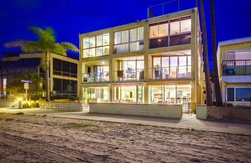 Central Mission Beach Condo | 3 Levels of WaterFront + 2 Exclusive Patios + AC