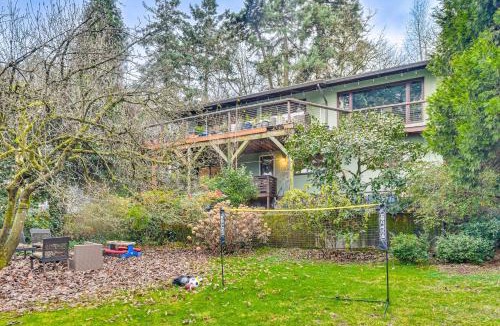 Lair Hill Apartment | 3 Mi to Downtown Portland: Lush Flat w/Fire Pit