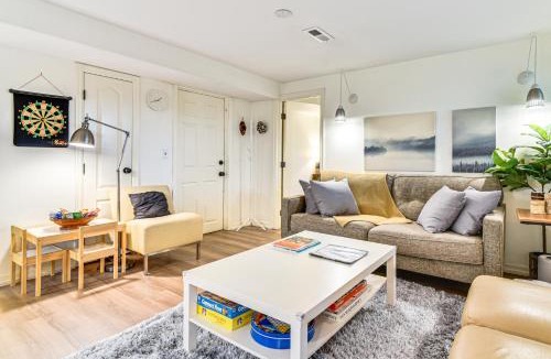 Lair Hill Apartment | 3 Mi to Downtown Portland: Lush Flat w/Fire Pit