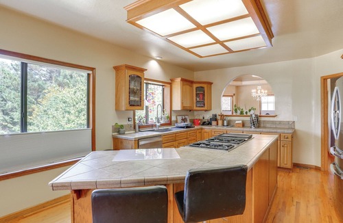 Eureka House | 3 Mi to Sequoia Park Zoo: Spacious Home w/Sunroom