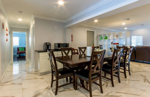 Southwest Anaheim House | 3 miles to Disneyland, 13 miles to the beach, ideal for a big group or families!