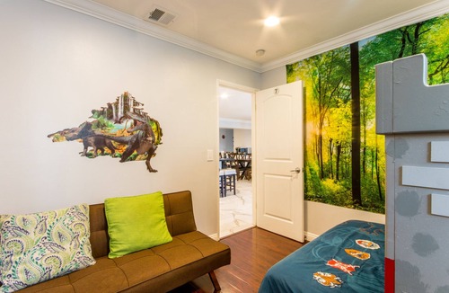 Southwest Anaheim House | 3 miles to Disneyland, 13 miles to the beach, ideal for a big group or families!