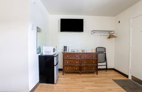 Short Creek Hotel | 3 Modern Double-Bed Rooms Close to Cadiz Activities & Restaurant | Free Parking