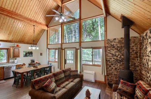 North Wawona House | 3 Springs Hideout - Family cabin with hot tub in Yosemite