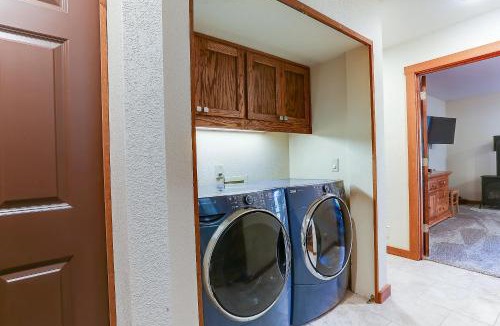 Sunriver House | 3 Spyglass Home on Meadows Golf Course feature Brand New Hot Tub and Bikes