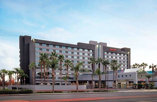 Downtown Hotel | 3-Star Hotel ∙ Bakersfield Marriott at the Convention Center