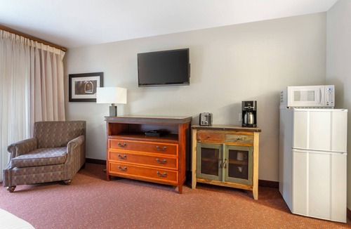 Kohls Ranch Apartment | 3 Units | Tranquil Mountain Stay with Outdoor Pool Near Scenic Rim Hiking