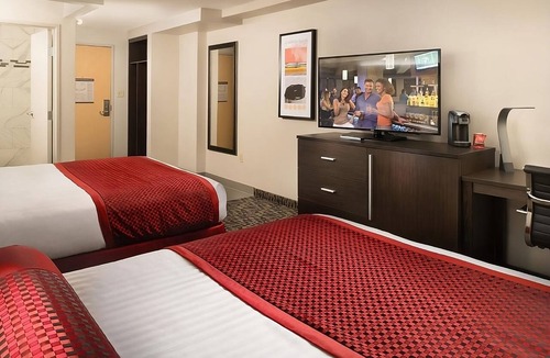 Gateway District Hotel | 3 x Elite 2 Queens at The STRAT Hotel, Casino & Tower