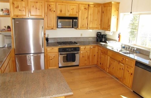 Truckee House | 3000sf 4BR+ Ski-in Ski-Out, Views, AC & free EV charging!