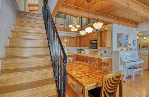 Avalon House | 302CL: Spacious Two Story Home, Balcony and Roof Top, 2 Blocks to Beach, Restaur