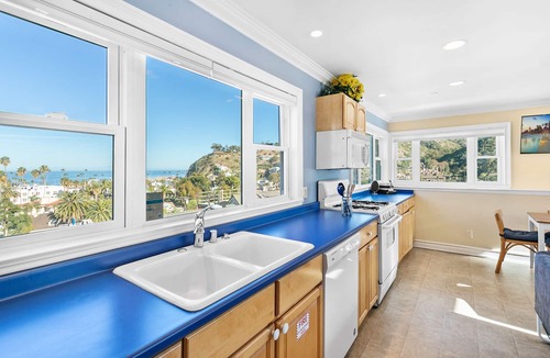 Avalon House | 318M Upper: Light and Airy Home, Ocean/Hill Views, WIFI, Front Deck, BBQ - 318 M