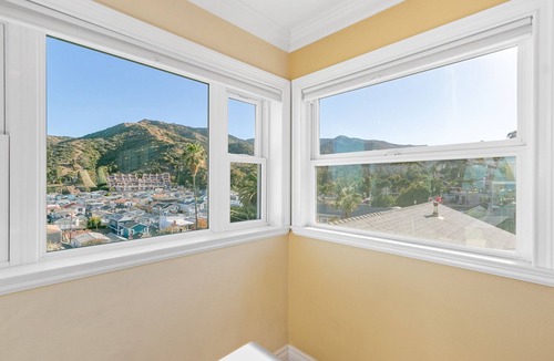 Avalon House | 318M Upper: Light and Airy Home, Ocean/Hill Views, WIFI, Front Deck, BBQ - 318 M
