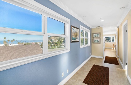 Avalon House | 318M Upper: Light and Airy Home, Ocean/Hill Views, WIFI, Front Deck, BBQ - 318 M