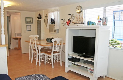 Avalon House | 323E: Budget-friendly Avalon Cottage on Eucalyptus Street. Includes A/C and only