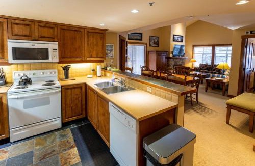 Snowbird Apartment | 3323 - Two Bedroom Standard Powderhorn Lodge
