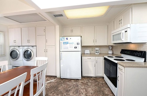 Avalon House | 359CA: Charming Family Home, 3 Blocks to Beach, Restaurants and Shops