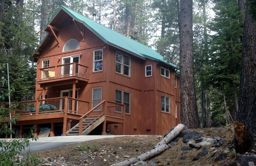 Pla-Vada Woodlands House | 3bd & 2bth home w/HOT TUB close to Ski Resorts & Truckee