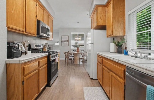 Davis House | 3BR Designer Retreat near UC Davis w/Fireplace
