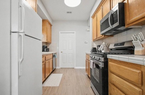 Davis House | 3BR Designer Retreat near UC Davis w/Fireplace