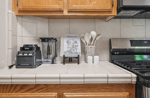 Davis House | 3BR Designer Retreat near UC Davis w/Fireplace