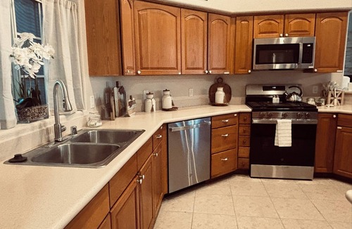 Kingman House | 3BR family retreat for adventure: golf, hiking, historic Route 66 & Grand Canyon