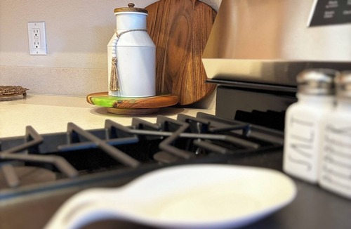 Kingman House | 3BR family retreat for adventure: golf, hiking, historic Route 66 & Grand Canyon