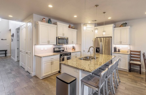 St. George Villa | 3BR+Loft Sleeps 10 - Near Pool & Pickleball