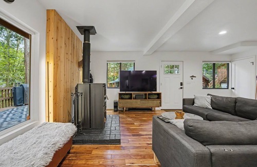 Rhododendron Cabin | 3BR Modern Cabin, Dogs, Hot Tub, Arcade, Mt Hood, Sandy River neighborhood