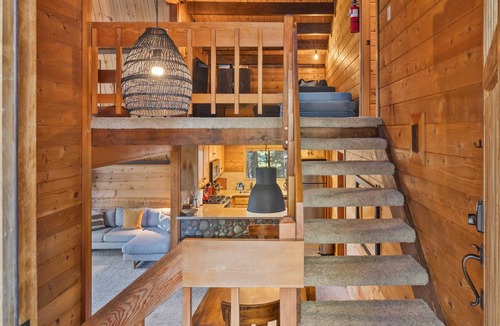 Talmont House | 3BR w/Sauna & Lake Views, 2 miles to Beach
