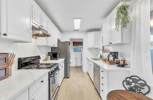 Allied Gardens House | 3BR with Hot Tub, Sunset Deck, AC, Luxury Dining